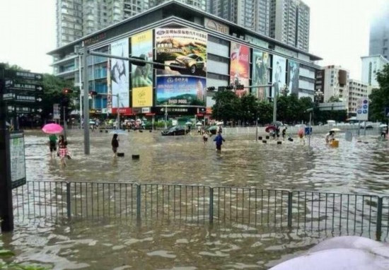 暴雨袭击后图片