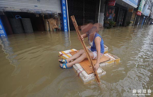 暴雨袭击后图片